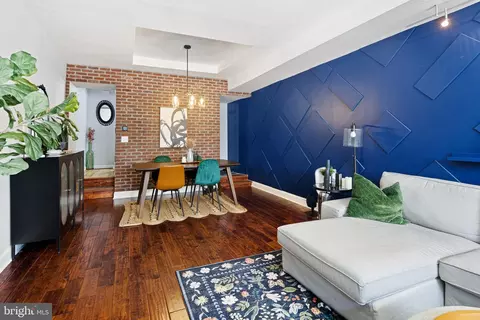 806 S 8th, Philadelphia, PA 19147