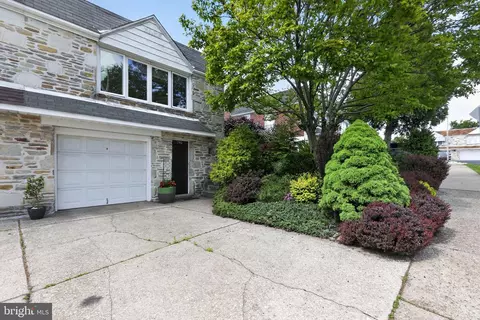 795 Hill Rd, Philadelphia, PA 19128