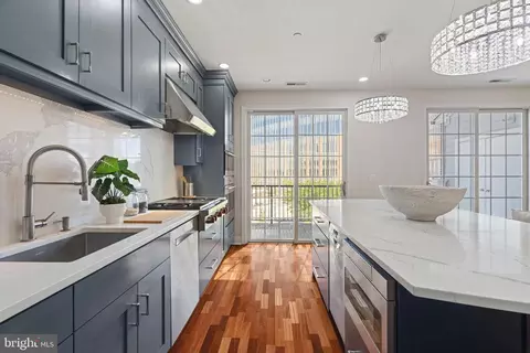 406 Regatta Dr, Philadelphia, PA 19146