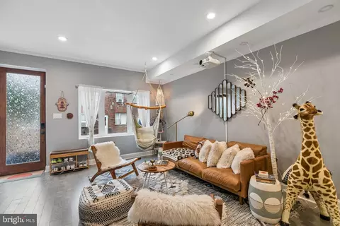 1027 Cross St, Philadelphia, PA 19147