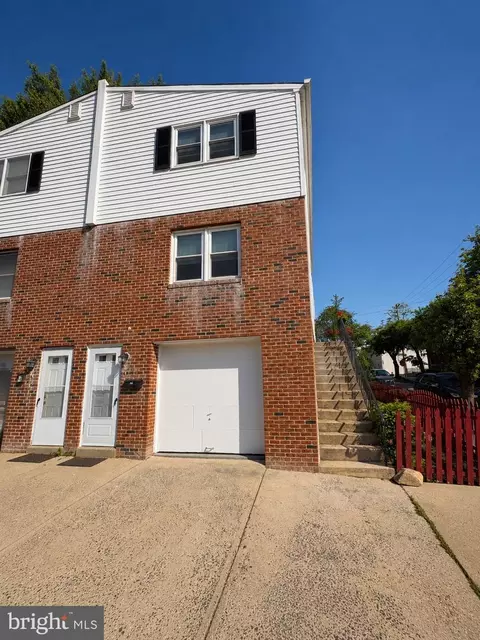 584 Green Ln, Philadelphia, PA 19128