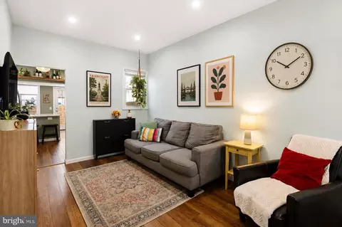 880 N Myrtlewood St, Philadelphia, PA 19130
