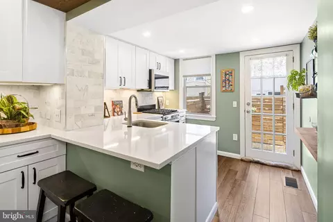 880 N Myrtlewood St, Philadelphia, PA 19130