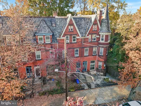 322 S 42nd St, Philadelphia, PA 19104