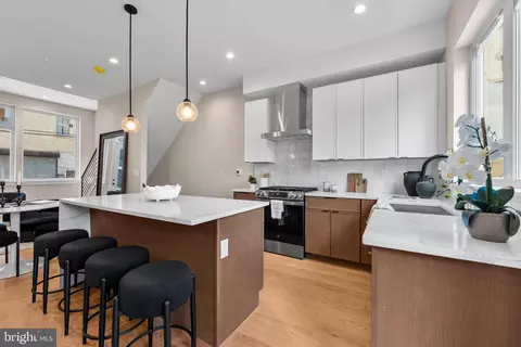 911 Emily St, Philadelphia, PA 19148