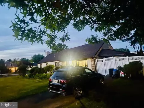 897 00 Pine Hill Rd, Philadelphia, PA 19115