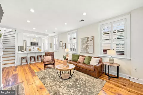 328 Spruce St #5, Philadelphia, PA 19106