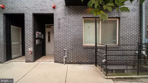 906 N 16th St #3R, Philadelphia, PA 19130