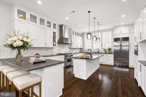 218 S 3rd St, Philadelphia, PA 19106