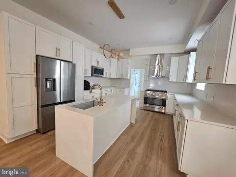 83 W Sharpnack St, Philadelphia, PA 19119