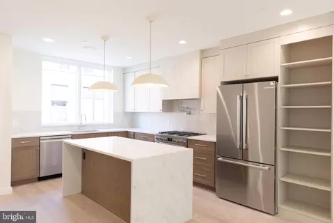 954 N 6th St, Philadelphia, PA 19123