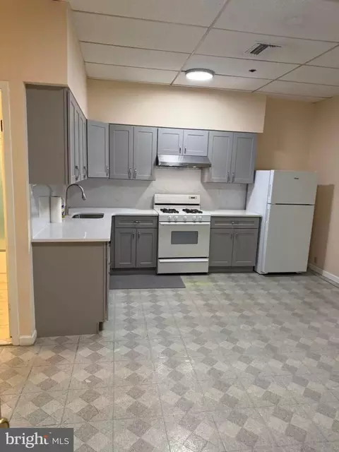 1009 Arch St #4B, Philadelphia, PA 19107
