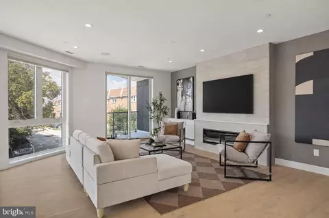 527 Brown St, Philadelphia, PA 19123