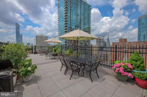 118 S 21st St #1211, Philadelphia, PA 19103