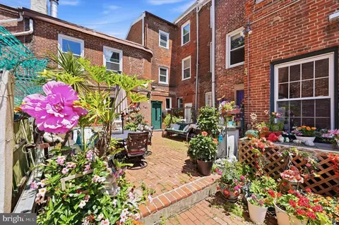 820 S 4th St #B, Philadelphia, PA 19147