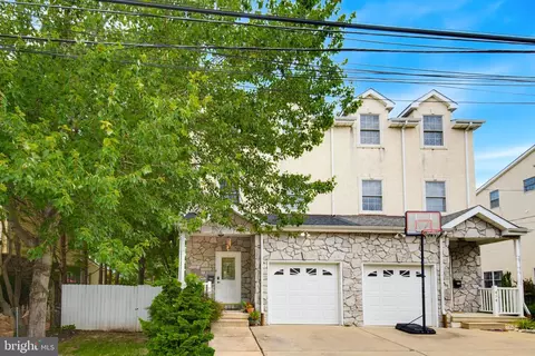 492 Harmon Rd, Philadelphia, PA 19128