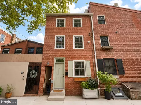817 S Leithgow St, Philadelphia, PA 19147