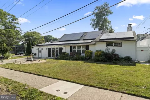 896 Pine Hill Rd, Philadelphia, PA 19115