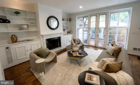 216 Pine St #14, Philadelphia, PA 19106