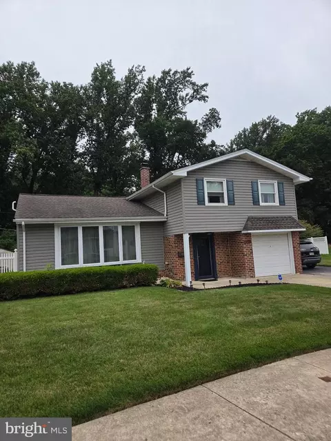 1020 Norvelt Dr, Philadelphia, PA 19115