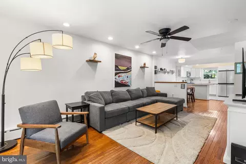 908 Greenwich St, Philadelphia, PA 19147