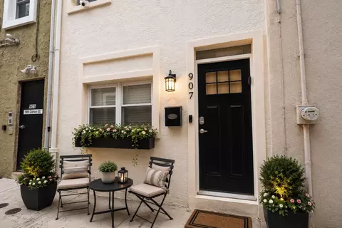 907 S Darien Way, Philadelphia, PA 19147
