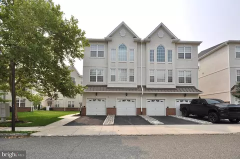 3201 00 Capri Dr, Philadelphia, PA 19145