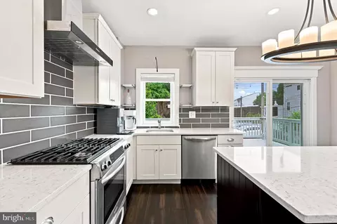 305 Carson St, Philadelphia, PA 19128