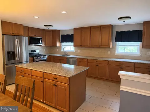 8520 Bridle Rd, Philadelphia, PA 19111