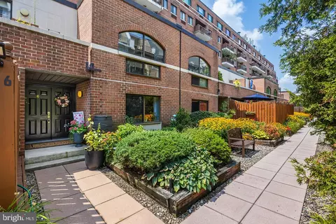 200 10 Lombard St #GU-6, Philadelphia, PA 19147