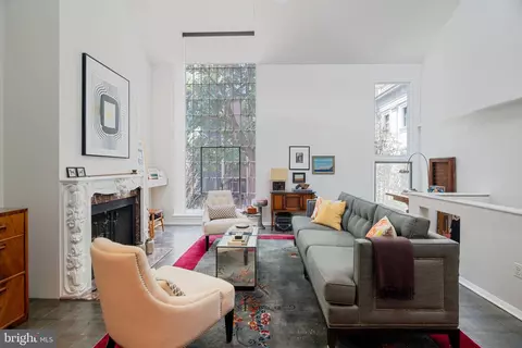 16 Saint James Ct, Philadelphia, PA 19106