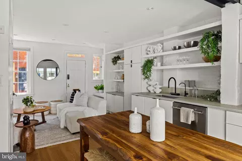 320 S Iseminger St, Philadelphia, PA 19107