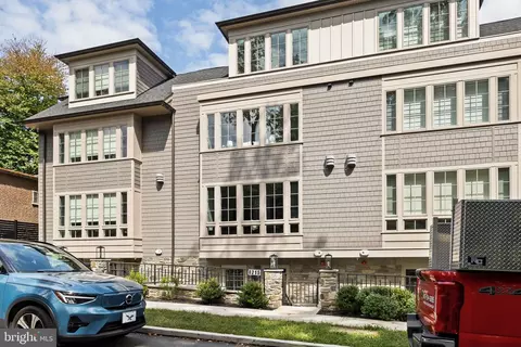 8215 Shawnee St, Philadelphia, PA 19118