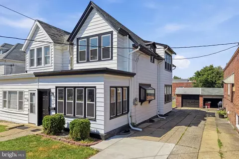 917 Oakmont St, Philadelphia, PA 19111
