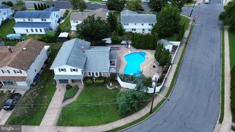 163 Laurie Ln, Philadelphia, PA 19115