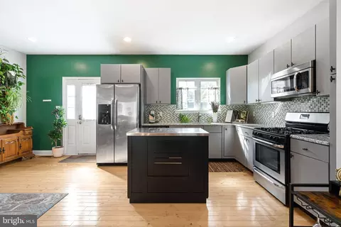 650 N 8th St, Philadelphia, PA 19123