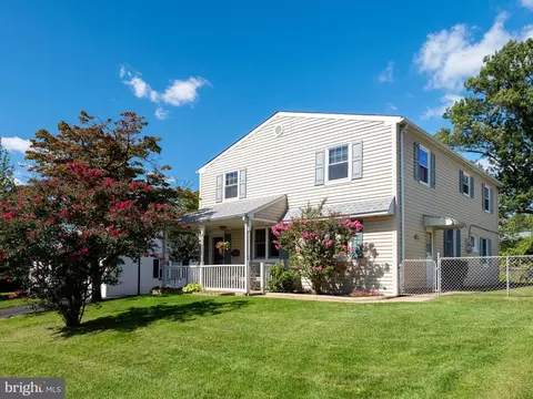 9818 Woodfern Rd, Philadelphia, PA 19115