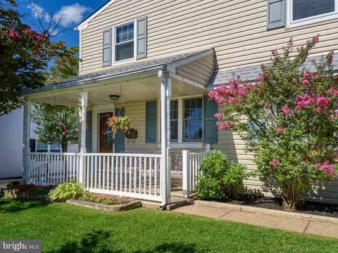 9818 Woodfern Rd, Philadelphia, PA 19115