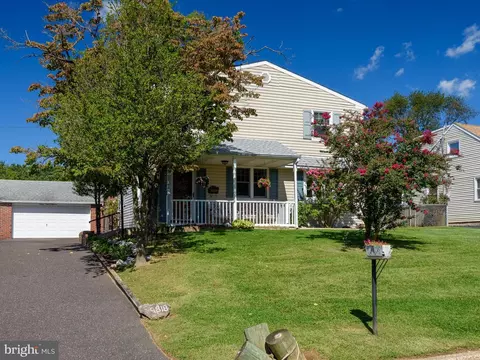 9818 Woodfern Rd, Philadelphia, PA 19115