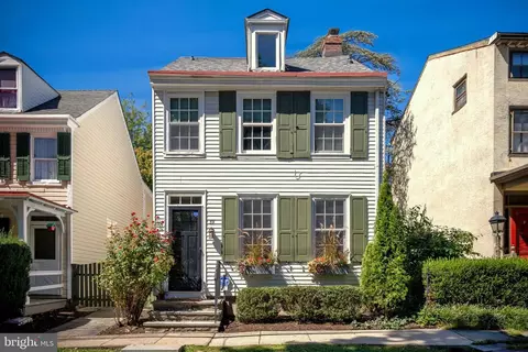 39 W Gravers Ln, Philadelphia, PA 19118