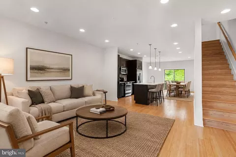 912 N Front St, Philadelphia, PA 19123