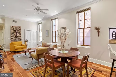 2049 Walnut St #1R, Philadelphia, PA 19103