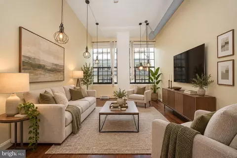 2429 Locust St #218, Philadelphia, PA 19103