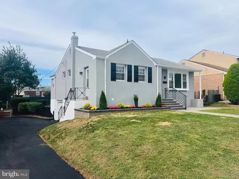 7818 Farnsworth St, Philadelphia, PA 19152