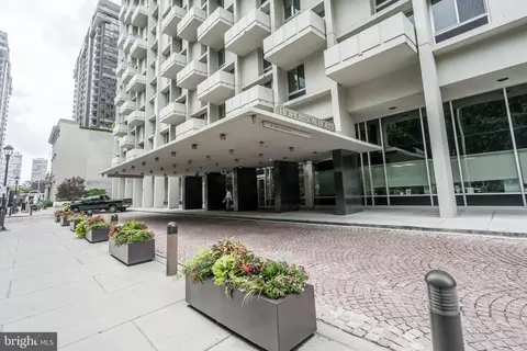 604 S Washington Sq #1004, Philadelphia, PA 19106