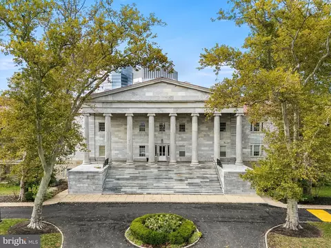 1 Academy Cir #221, Philadelphia, PA 19146