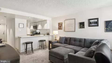604 S Washington Sq #3008, Philadelphia, PA 19106