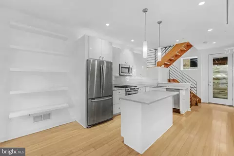 966 N Leithgow St, Philadelphia, PA 19123