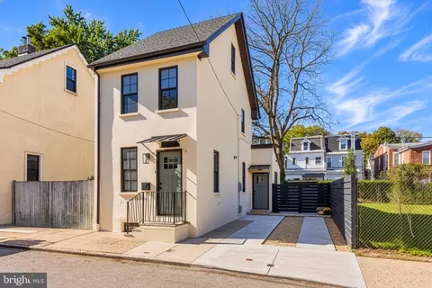 37 E Pleasant St, Philadelphia, PA 19119
