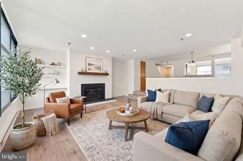 7 N Christopher Columbus Blvd #203, Philadelphia, PA 19106